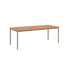 Kirra Dining Table 210x90 i taupe pulverlakkert aluminium med ubehandlet teak bordplate, utendørs spisebord.