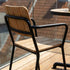 Kirra hagestol fra sackit norway i svart pulverlakkert aluminium med sete og rygg i teak på en solrik terrasse