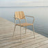 Kirra Patio Chair i taupe med pulverlakkert aluminium og ubehandlet teaktre, utendørs hagestol.