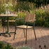 Kirra hagestol i pulverlakkert aluminium og FSC sertifisert teak på en solrik terrasse i en frodig hage fra sackit Norway