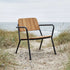 Kirra Patio Lounge Chair i svart pulverlakkert aluminium og ubehandlet teaktre, utendørs stol med lav rygg.