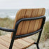 Kirra Patio Lounge Chair i svart pulverlakkert aluminium med ubehandlet teaktre, lav og tilbakelent design.