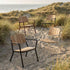 Kirra Patio Lounge Chair i taupe med pulverlakkert aluminium og ubehandlet teaktre, utendørs setting.