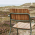 Kirra Patio Lounge Chair i olivengrønn med pulverlakkert aluminium og teak, utendørs stol med lav rygg.