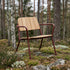 Kirra Patio Lounge Chair i chestnut farget teak og pulverlakkert aluminium med lav, tilbakelent design.