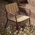 Kirra Patio Lounge Chair i chestnut farge med pulverlakkert aluminium og ubehandlet teaktre.