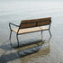 Kirra Patio Bench i pulverlakkert aluminium og ubehandlet teaktre i fargen Noir, utendørs benk.