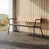 Kirra Patio Bench i pulverlakkert aluminium og ubehandlet teak i fargen Noir, utendørs benk.
