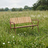 Kirra Patio Bench i chestnut farget teak og pulverlakkert aluminium, utendørs benk med armlener.