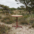 Kirra Café Table i taupe pulverlakkert aluminium med teakbordplate, utendørs spisebord.