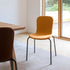 Chair no. One S1 spisestol med lyst Luna Sandstone lærtrekk og pulverlakkert stålramme.