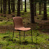 Chair no. One S1 spisestol med lyst Luna Sandstone polstret skall og pulverlakkert stålramme.