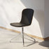 Chair no. One S1 spisebordstol i Terra Black med polert aluminium dreiefot, enkel og moderne design.