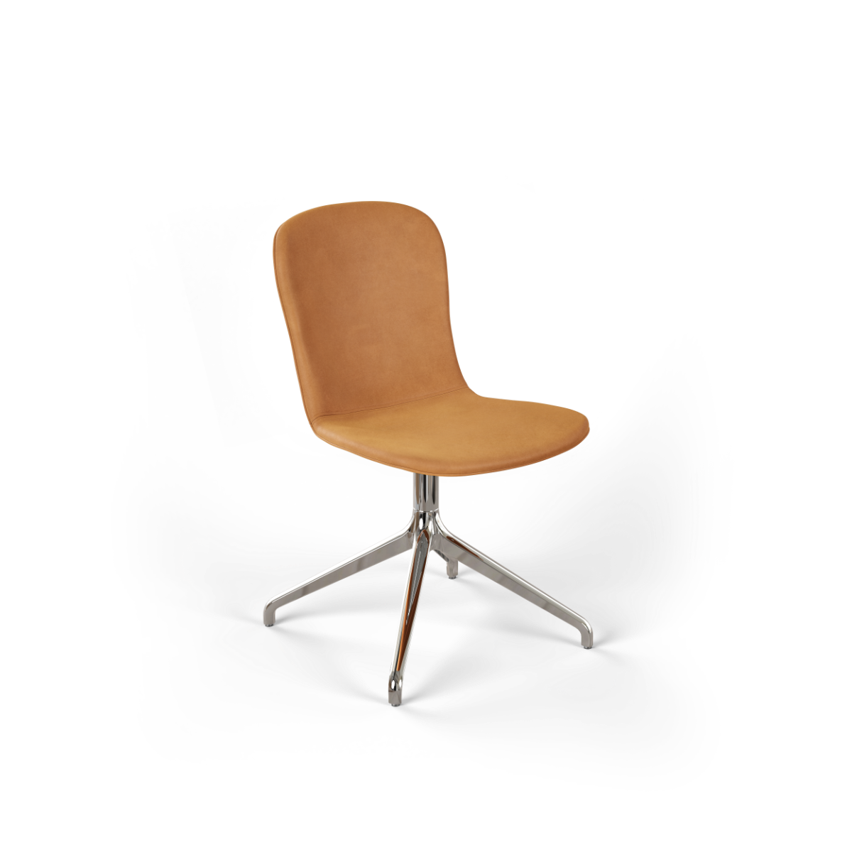 Chair no. One S1 spisestol i Luna Sandstone med polert aluminium dreiefot og retursving, innendørs bruk.
