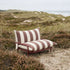 Mollis Lounge Chair i Renesse Chestnut med pulverlakkert aluminiumsramme og eco-sertifisert tekstil.