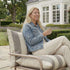 Mollis Lounge Chair i Renesse Taupe med pulverlakkert aluminiumsramme og mykt, eco-sertifisert tekstil.