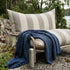 Mollis Lounge Chair i Renesse Taupe med pulverlakkert aluminiumsramme og eco-sertifisert tekstil, utendørs loungestol.