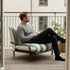 Mollis Lounge Chair i Renesse Olive med pulverlakkert aluminiumsramme og mykt tekstil, utendørs loungestol.