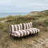Mollis Lounge Sofa 2-seter i Renesse Chestnut med pulverlakkert aluminiumsramme i uterom