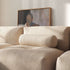 Avlang bolsterpute i Teddy Beige stoff, designet for støtte og komfort i sofaen.