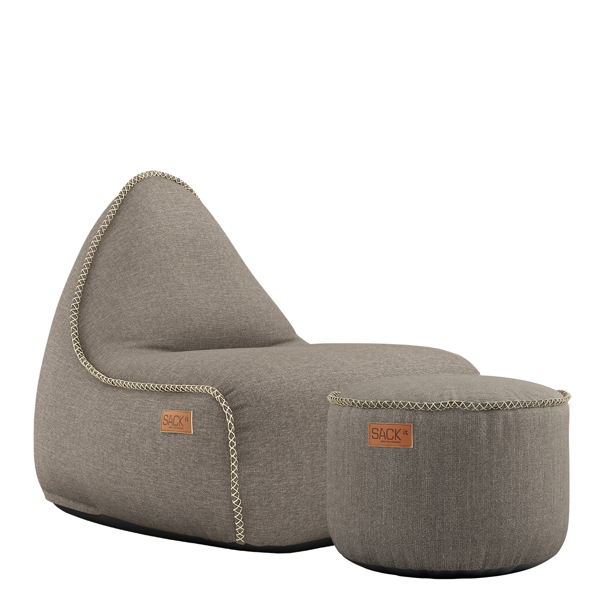 Cobana Lounge Chair og Pouf i taupe farge, laget av vannavstøtende olefinfiber med rund, myk form.