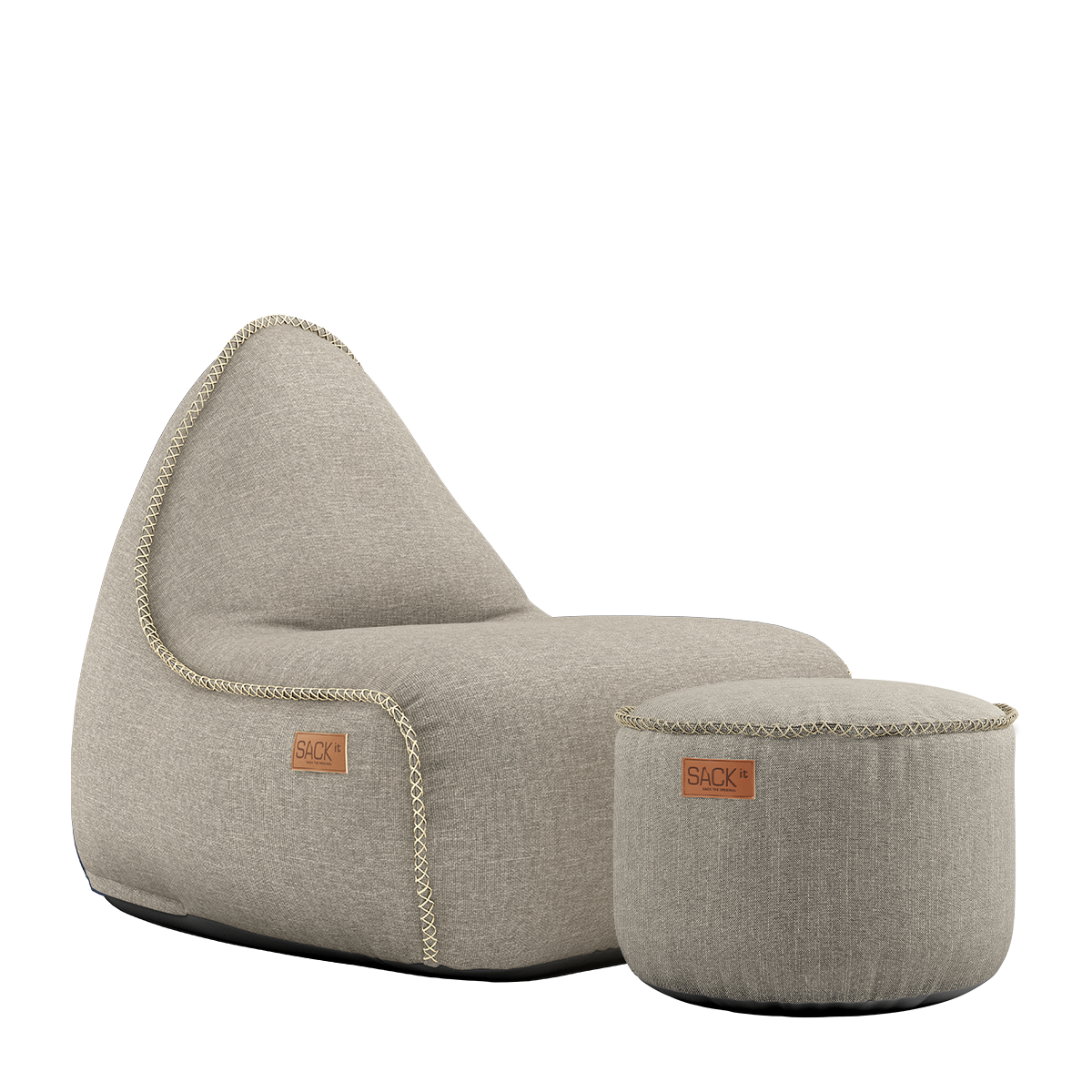 Cobana Lounge Chair og Pouf i Kirra Sand farge med mykt, vannavstøtende stoff og rund form.