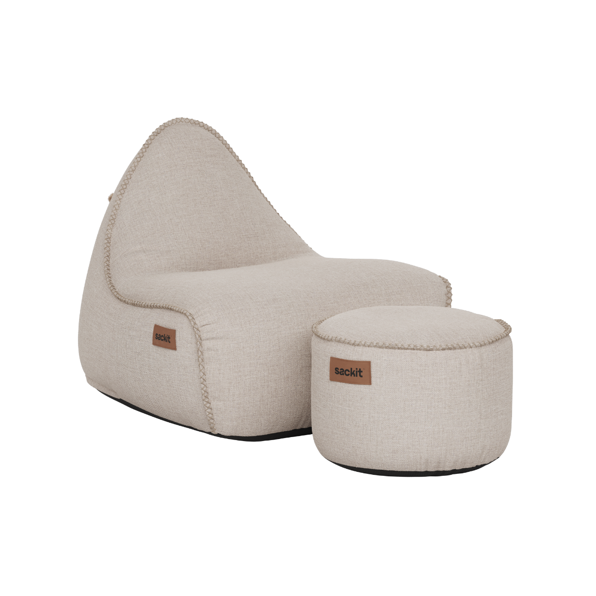 Cobana Lounge Chair og Pouf i Kirra Sand farge med mykt, vannavstøtende stoff og rund form.