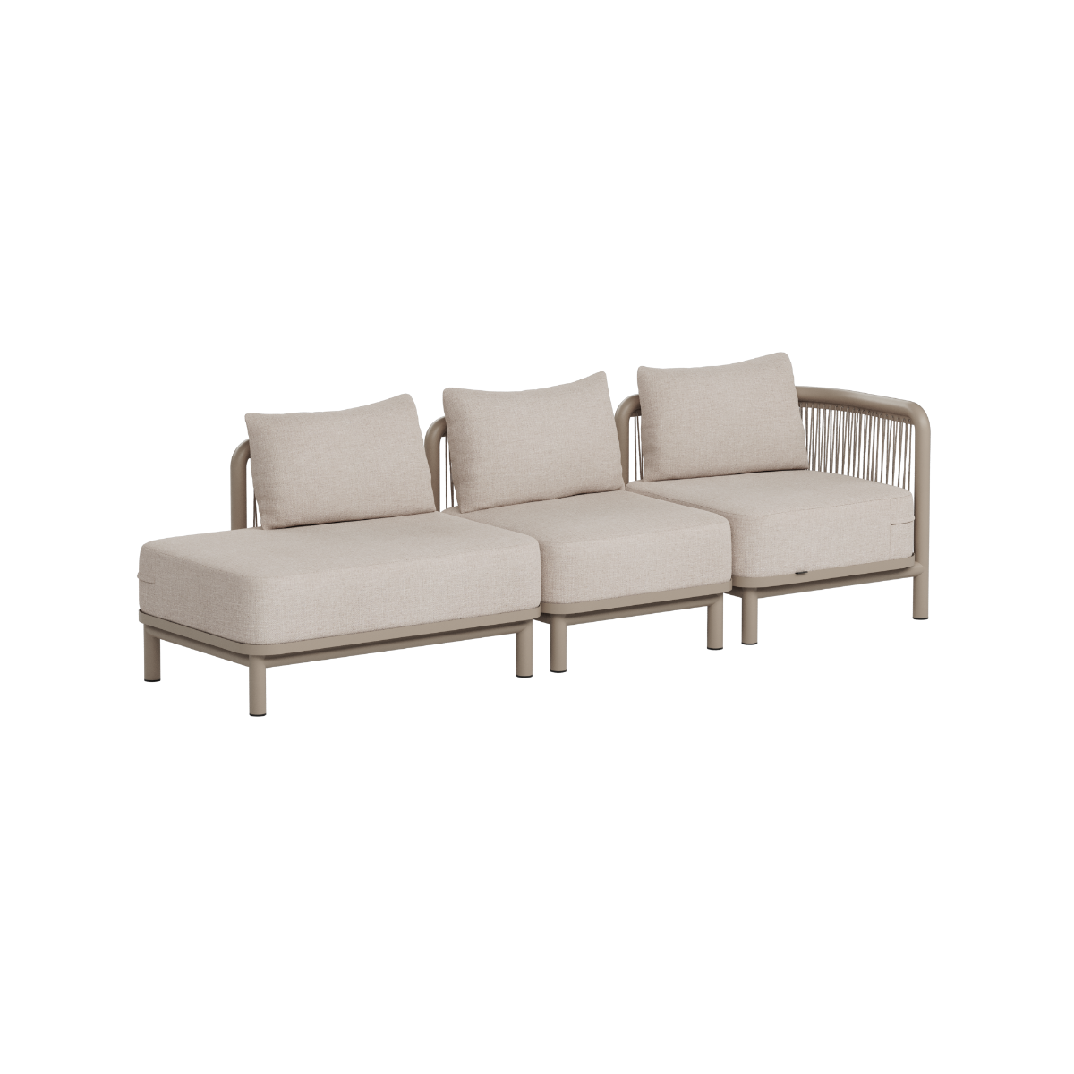 Beige modulær utendørs loungesofa med tre sitteplasser og åpen ende, polstrede puter og flettet rygg fra sackit, designet i Danmark for nordisk vær