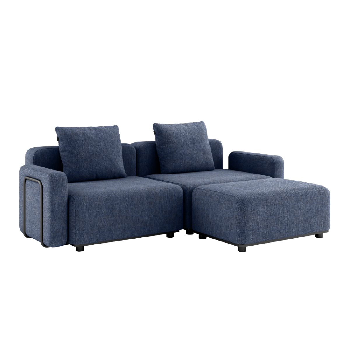 Cobana Lounge Sofa 2-seter i Kirra Indigo med armlener og puff i utendørssetting.
