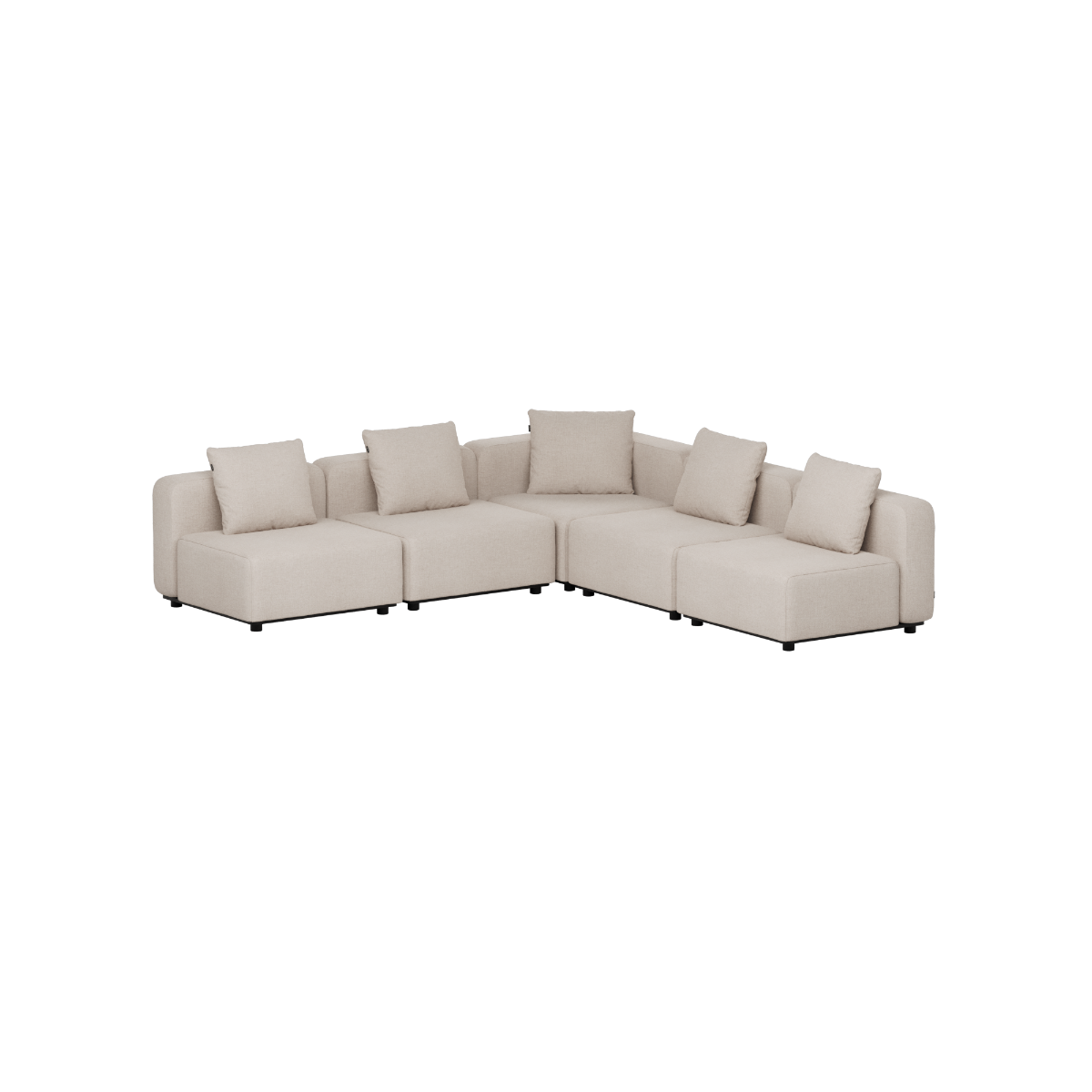 Lys beige modulbasert hjørnesofa med fem sitteplasser og løse puter fra sackit. Skandinavisk utemøbel for terrasse eller hage