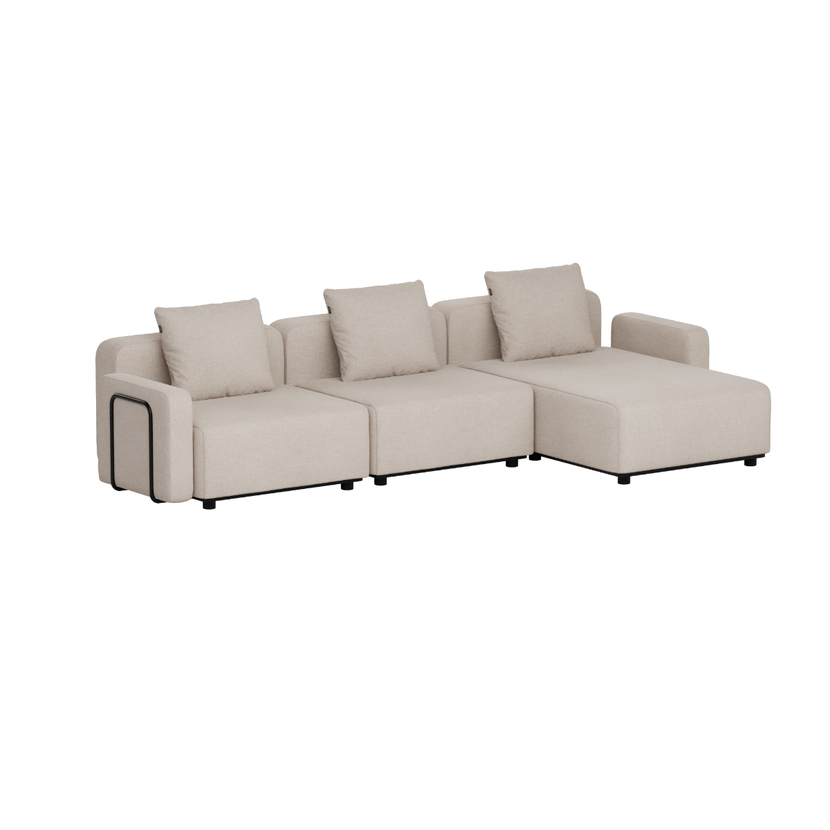 Beige modulær loungesofa med sjeselong og fire puter fra sackit for nordiske uteområder og skandinaviske terrasser