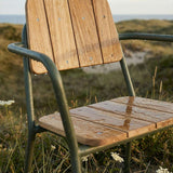 Kirra Patio Chair i olivengrønn med pulverlakkert aluminium og ubehandlet teak, utendørs hagestol.