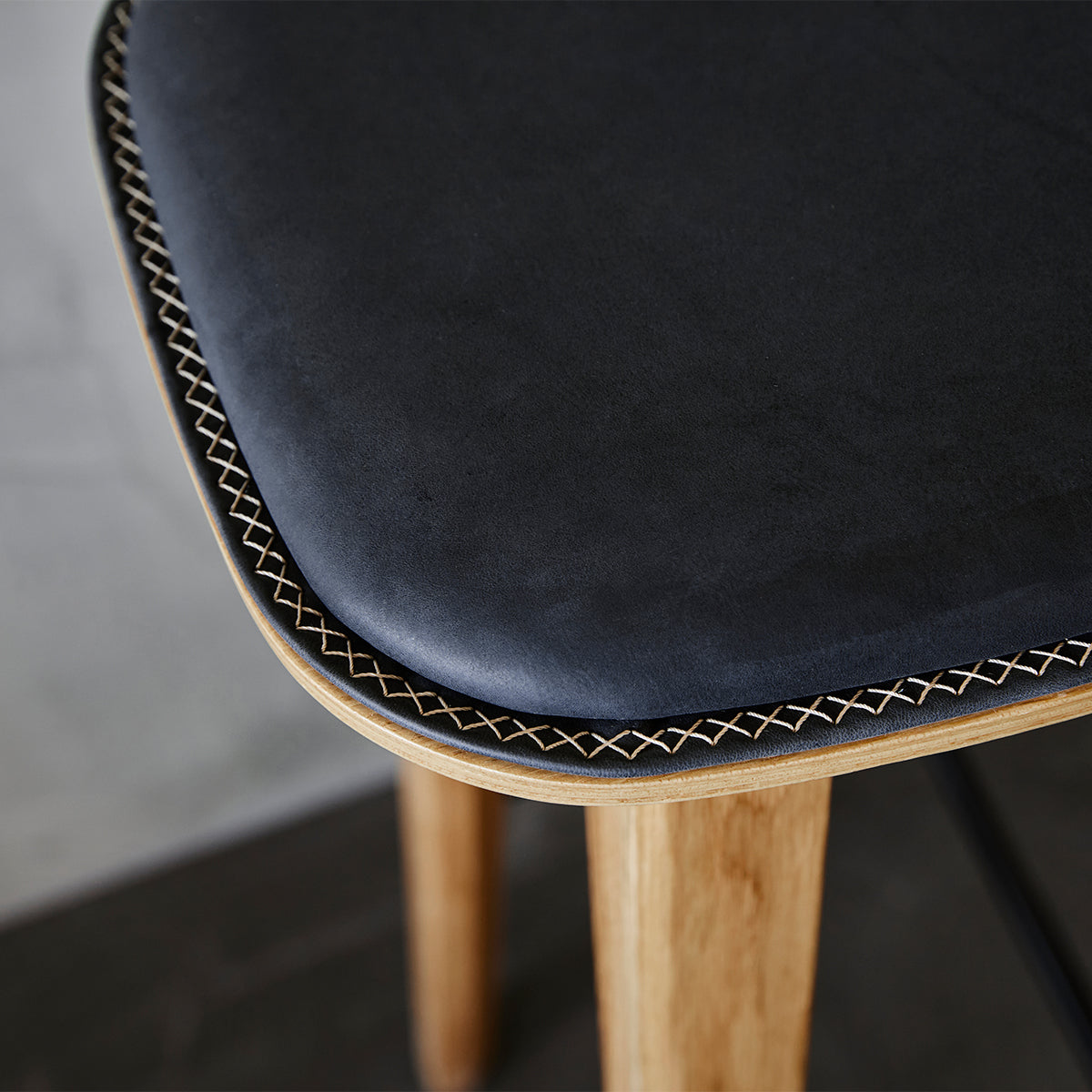 Nordic Bar Stool - Oak - Barstol i vakkert dansk design