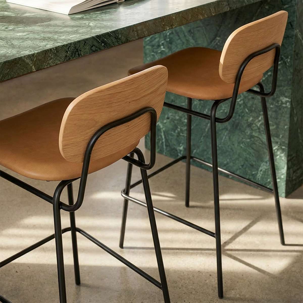 Frame Bar Stool barkrakk i industriell stil med ryggstøtte og sete i lær, pulverlakkert stålramme.
