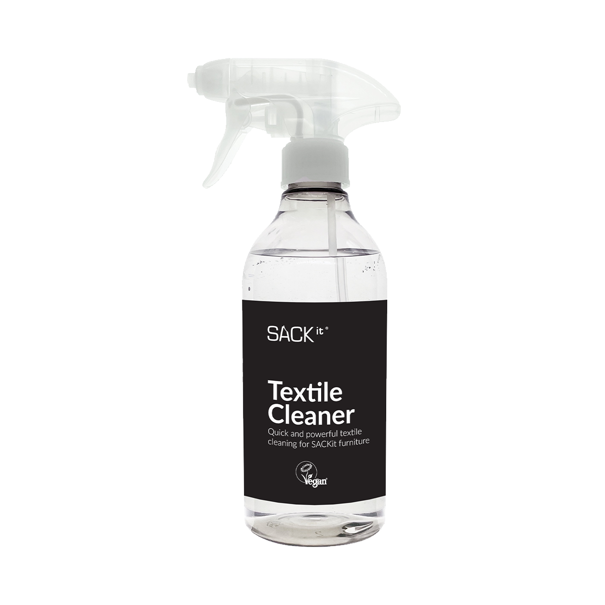Transparent sprayflaske med sackit Textile Cleaner og svart etikett for enkel rengjøring av tekstilmøbler.