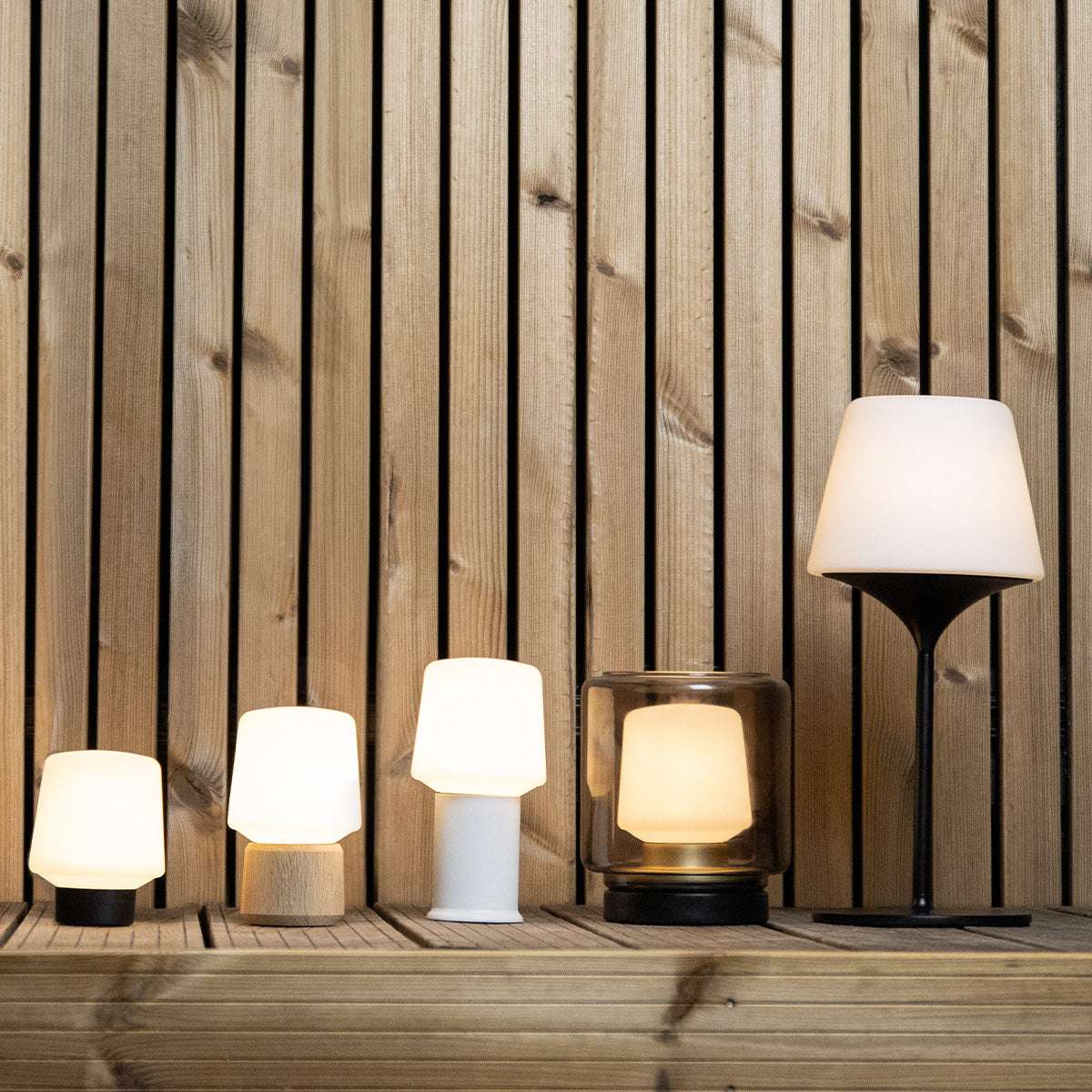 Ambience Lamp Intelligent i hvit polyetylen med rund form og kompakt størrelse, egnet for inne og utebruk.