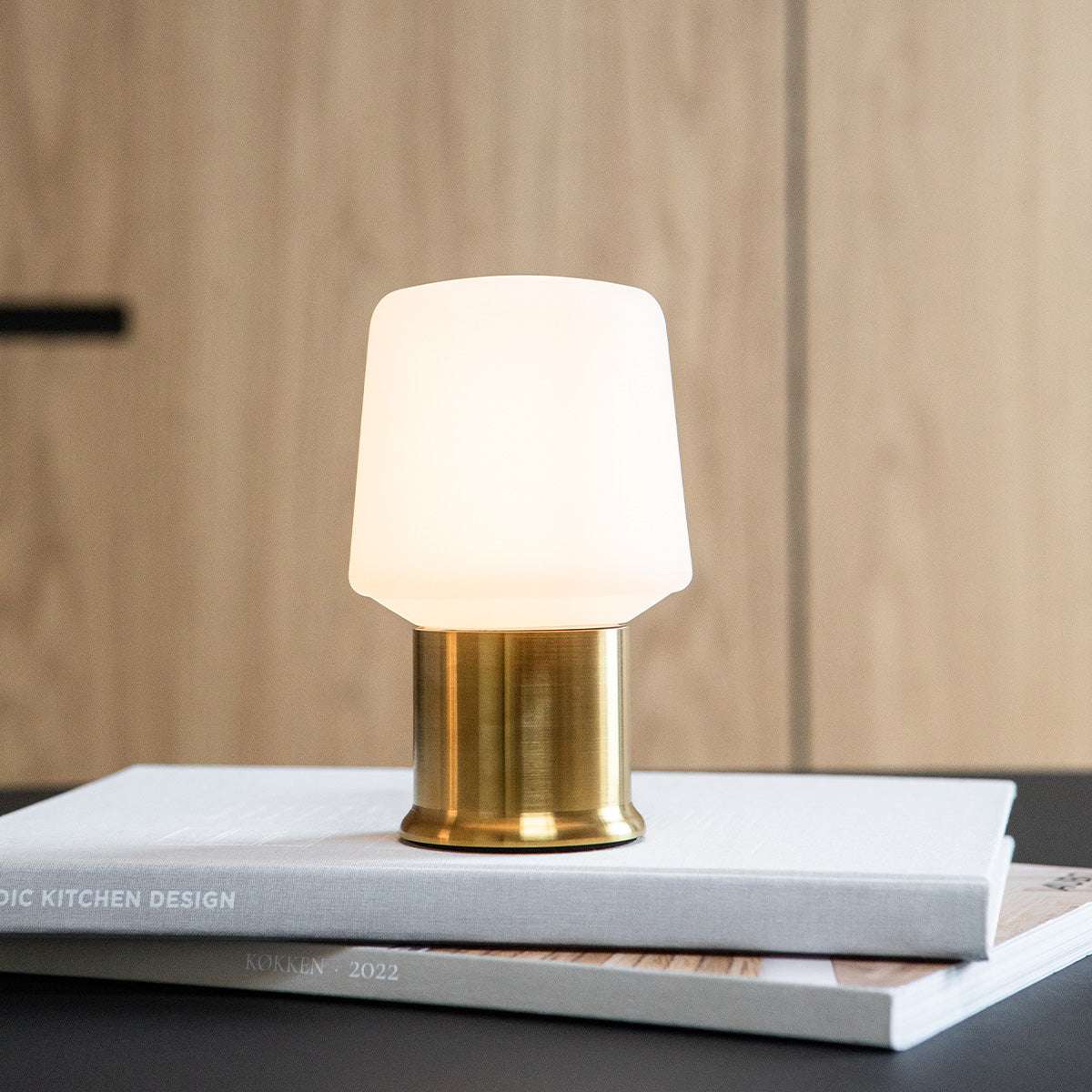 London base lampefot i børstet messing, liten størrelse, enkel og elegant design i rustfritt stål