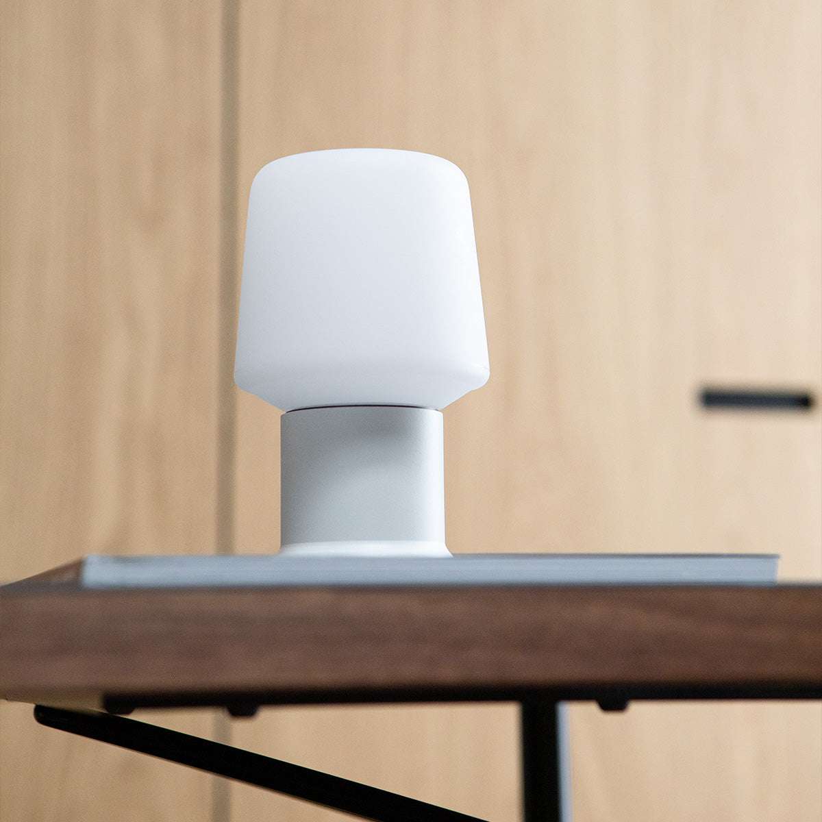 Hvit Lamp Intelligent+ med London base i rustfritt stål, liten størrelse, utendørsbelysning.