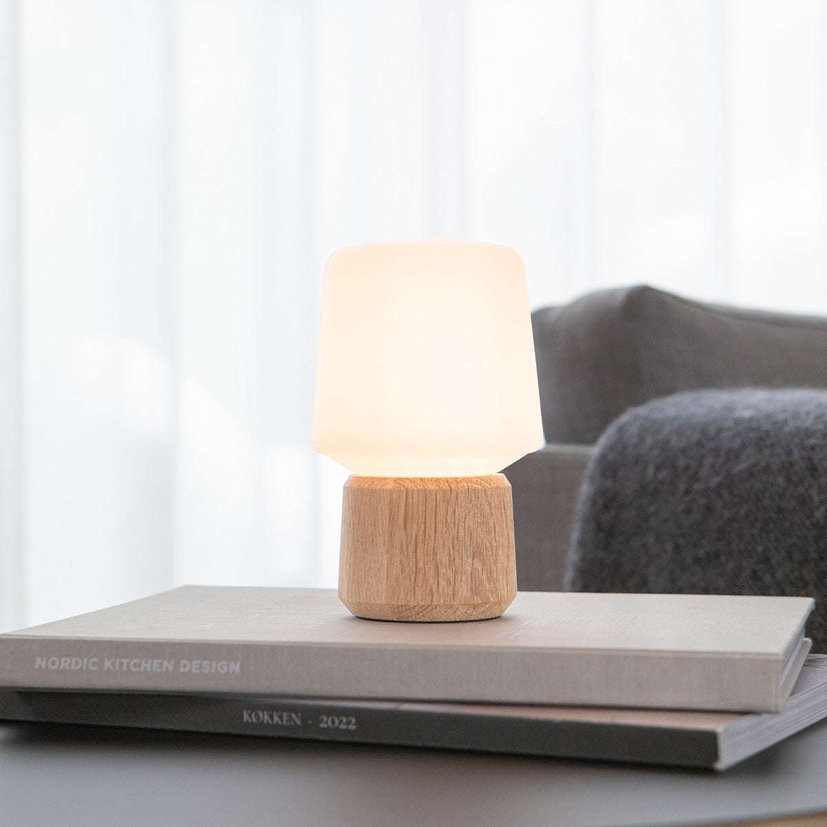 Ambience Lamp Intelligent+ med Oslo base i naturlig FSC-sertifisert eik, størrelse 5, innendørs belysning