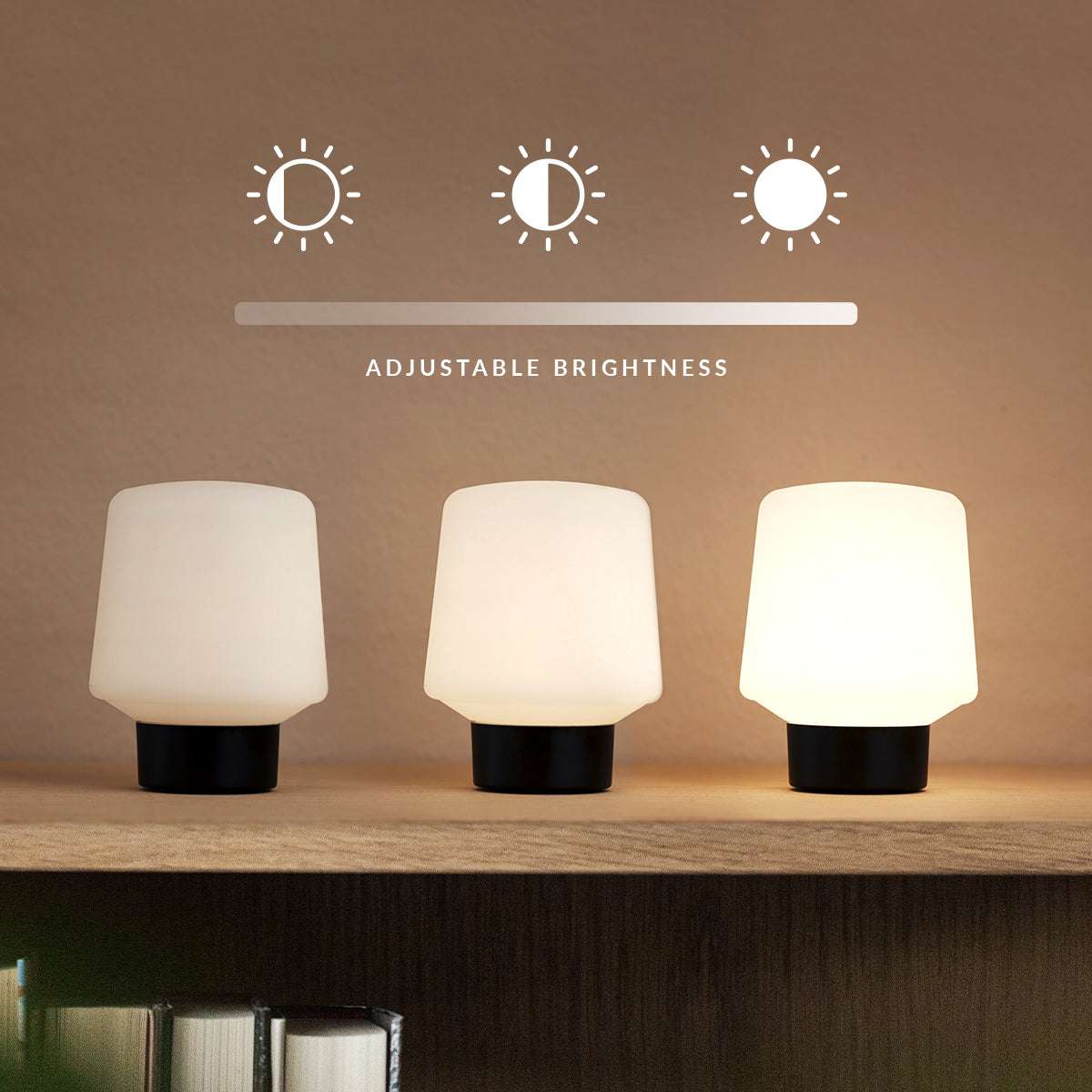 Ambience Lamp Intelligent+ med Oslo base i naturlig FSC-sertifisert eik, størrelse 5, innendørs belysning.
