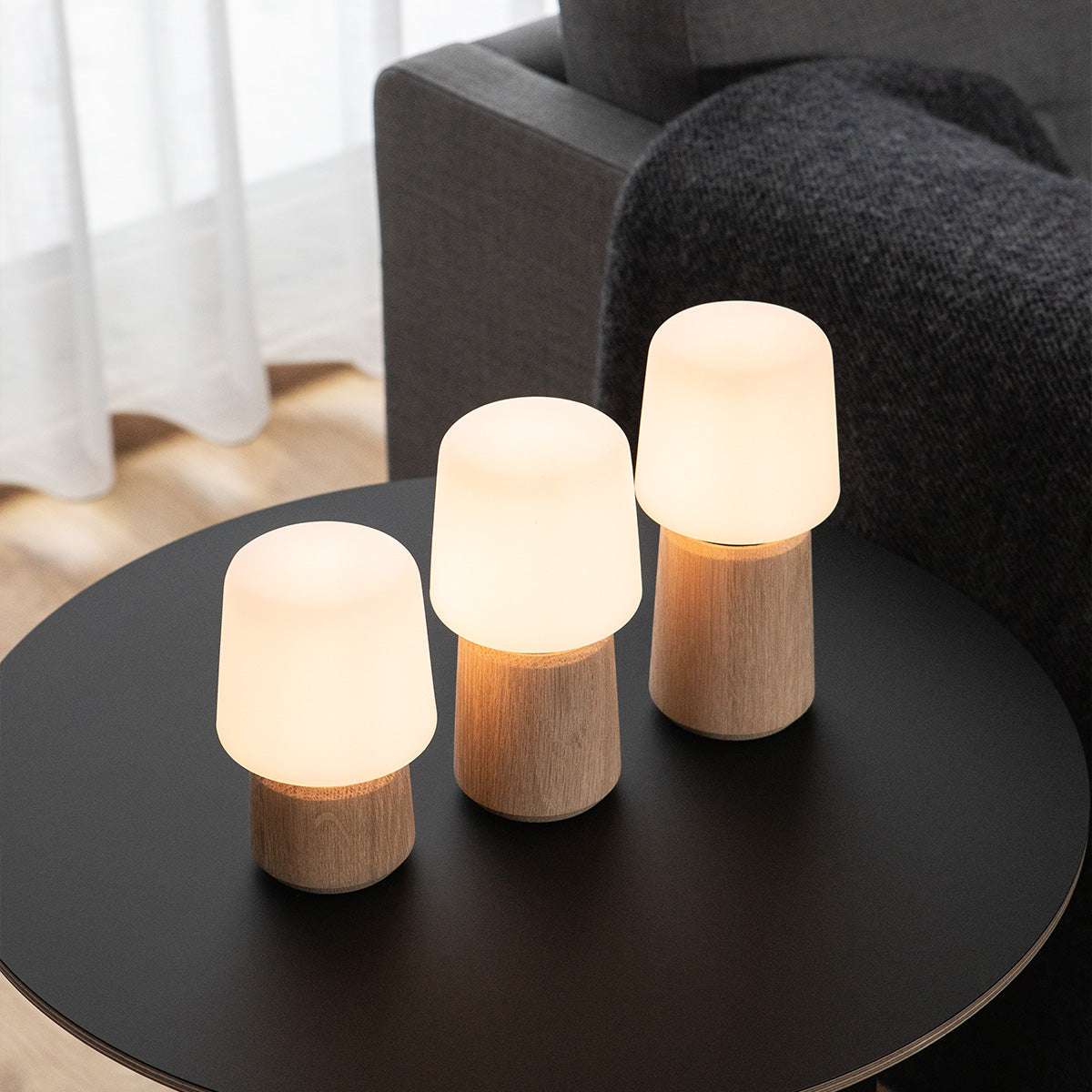 Ambience Lamp Intelligent+ med Oslo base i FSC-sertifisert eik, størrelse 8, innendørs belysning