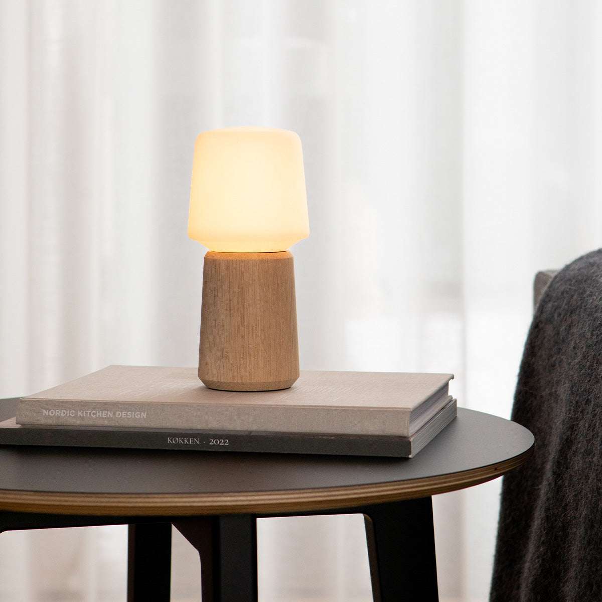 Ambience Lamp Intelligent+ med Oslo base i naturlig FSC-sertifisert eik, størrelse 10, innendørs belysning.