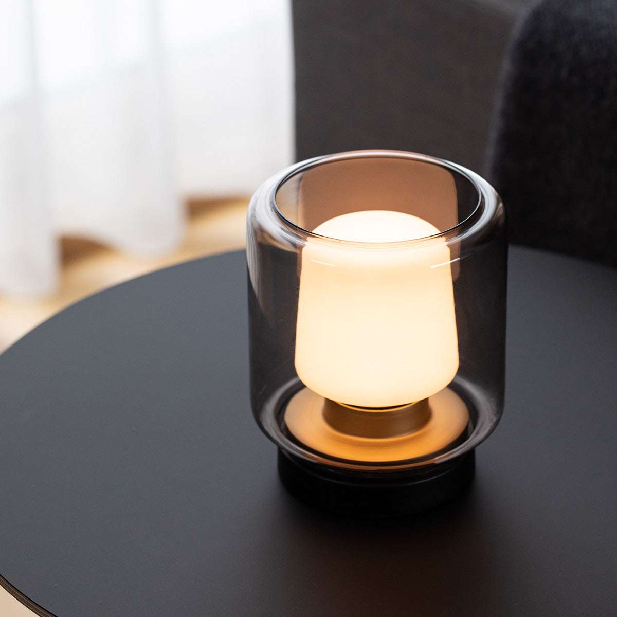 Ambience Lamp Intelligent med New York base i rustfritt stål og frostsikkert sotet glass, utendørsbelysning.