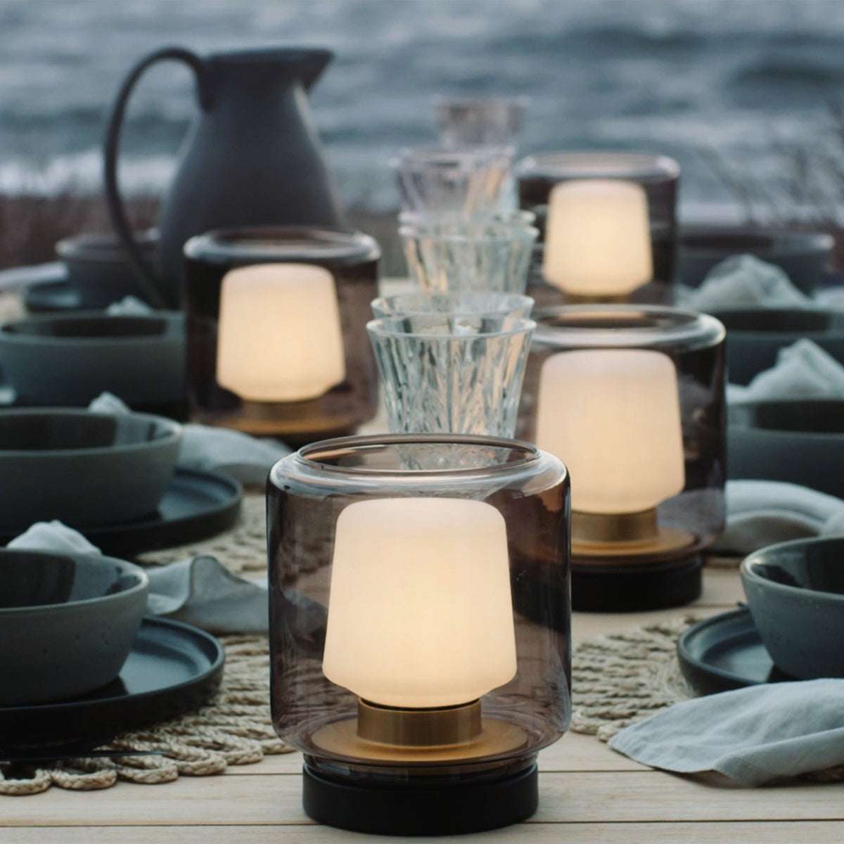 Ambience Lamp Intelligent med New York base i rustfritt stål og frostsikkert sotet glass, utendørsbelysning.