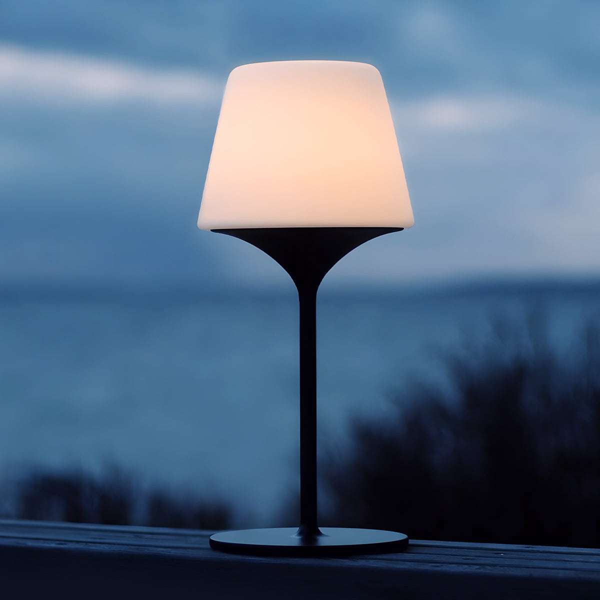 Ambience Lamp Intelligent med Aalborg base i rustfritt stål og frostsikkert glass, utendørsbelysning.