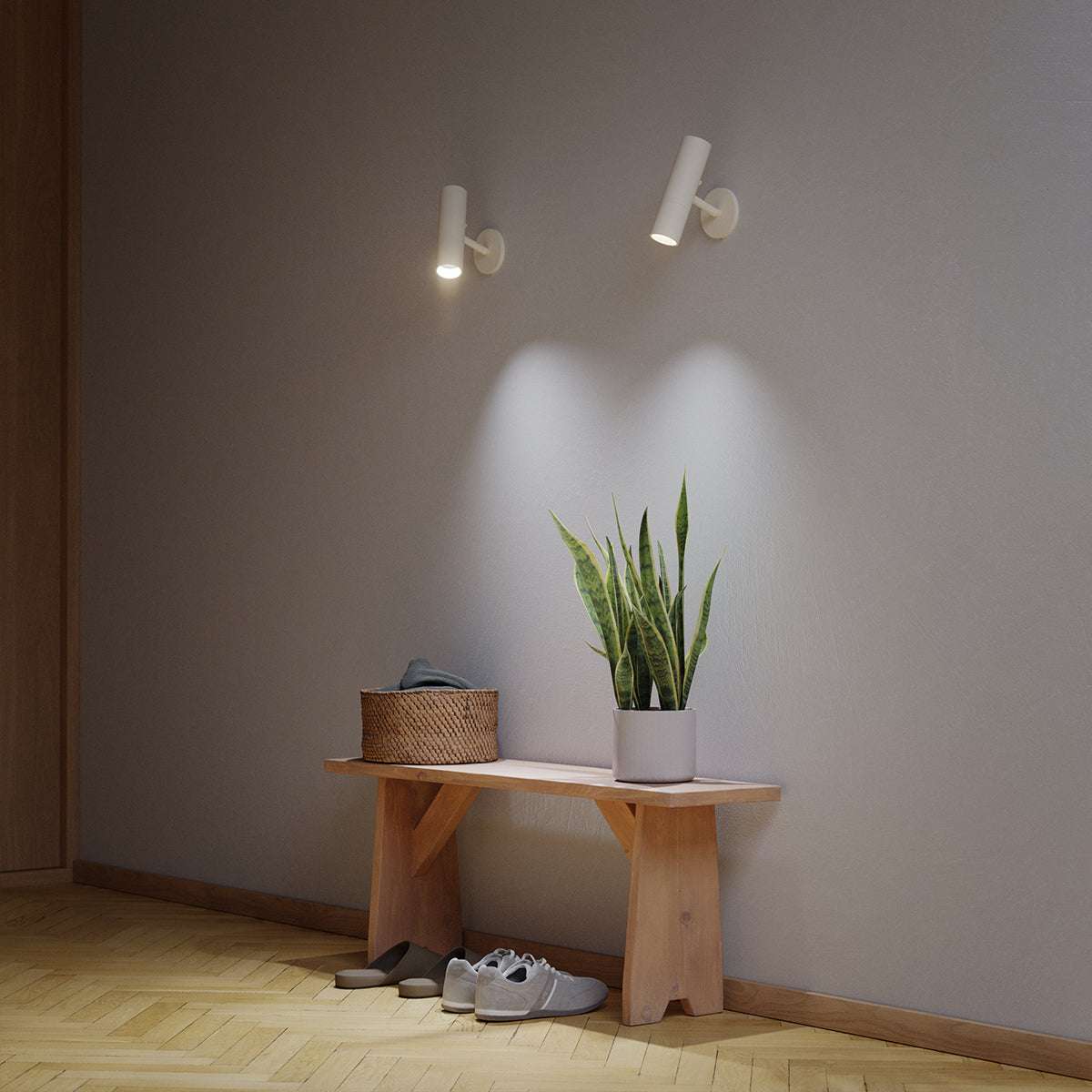 Hvit Expo Wall vegglampe i aluminium med enkel, rund design og varm belysning.