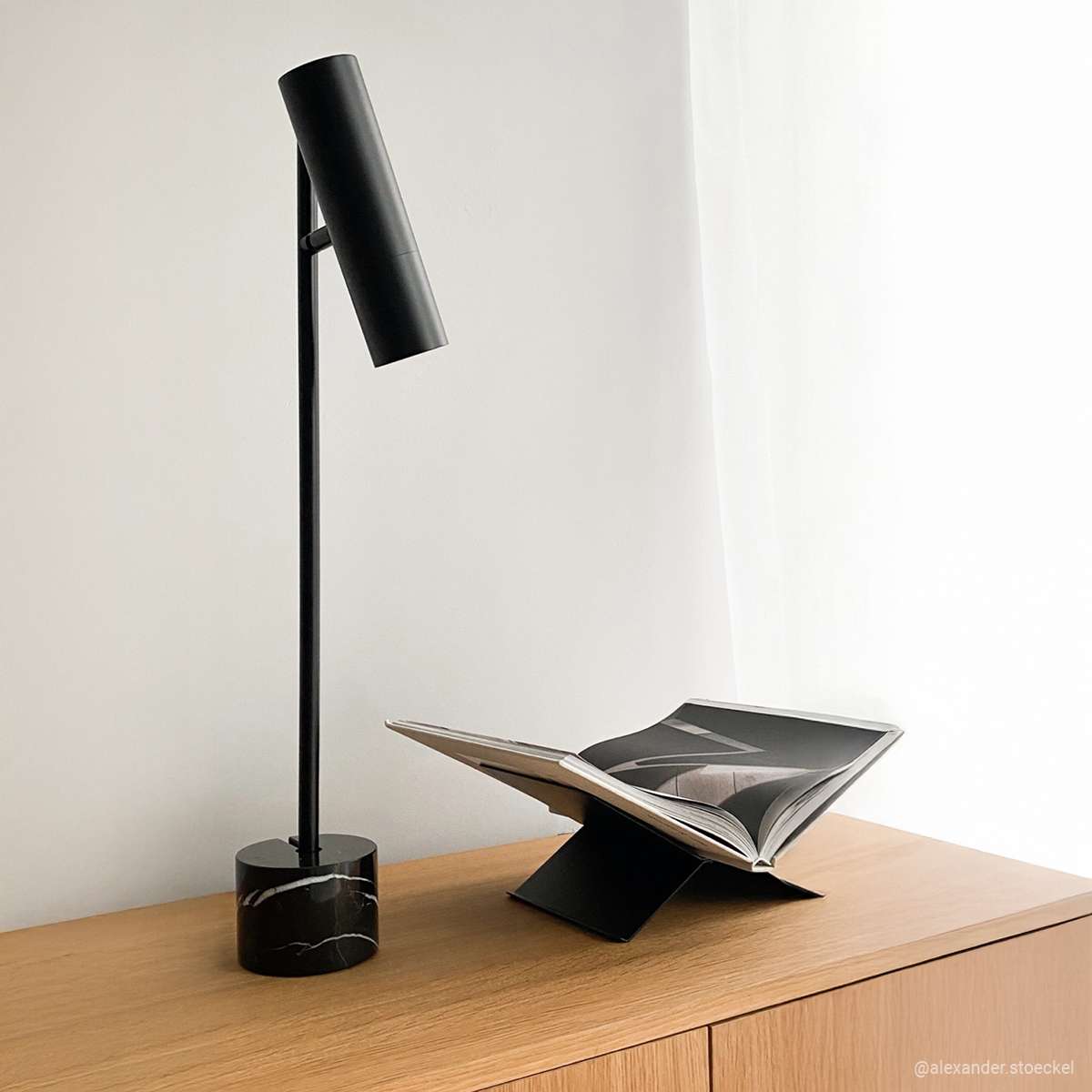 Expo Table bordlampe i svart aluminium med marmorfot og varm belysning, innendørs bruk