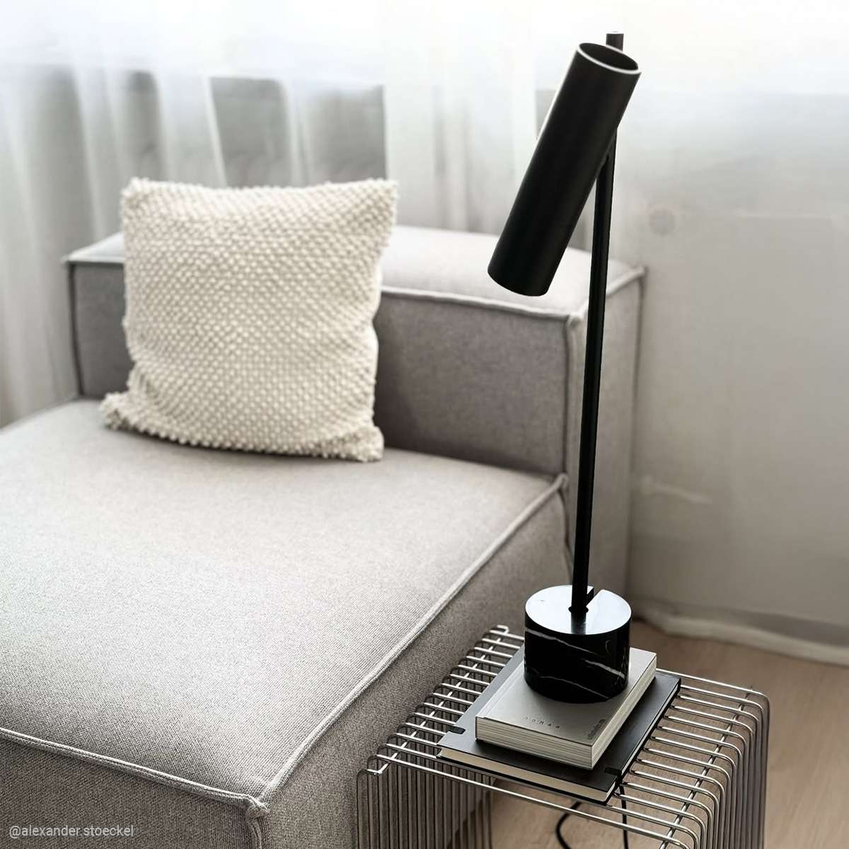 Expo Table bordlampe i svart aluminium med matt overflate og marmorfot, innendørs belysning.