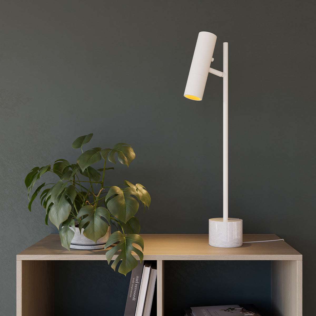 Expo Table bordlampe i hvit aluminium med marmorfot og varm belysning, innendørs bruk.