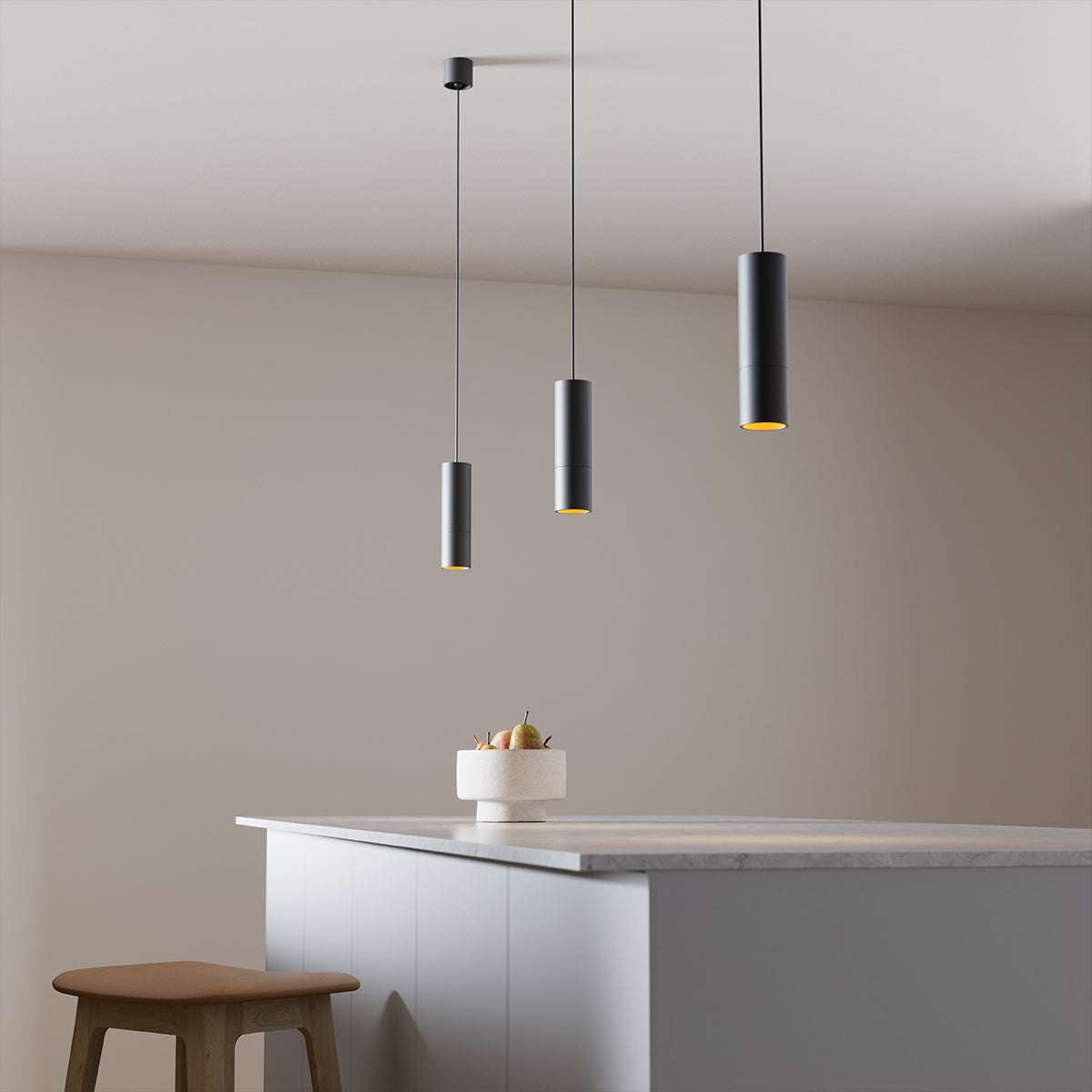 Sort Expo Pendant pendellampe i aluminium med lang svart kabel, enkel og moderne design.